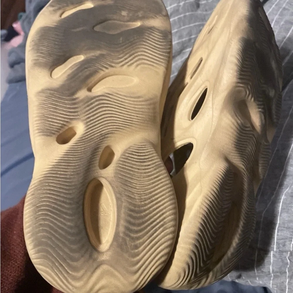 adidas Yeezy Foam Runner Sand/Beige Slip-On - Picture 5 of 8